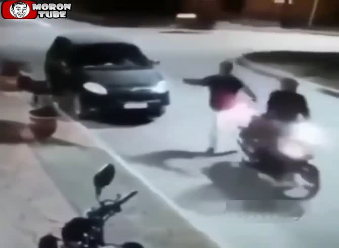 Video :A buddy is unintentionally attacked by a thief